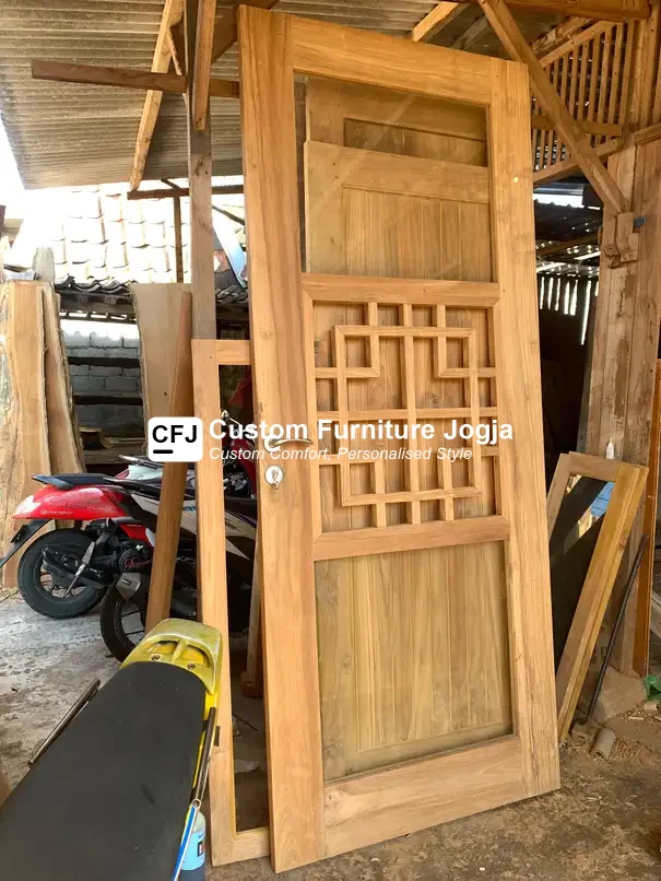 Pembuatan pintu custom premium dengan material Jati Perhutani Grade A